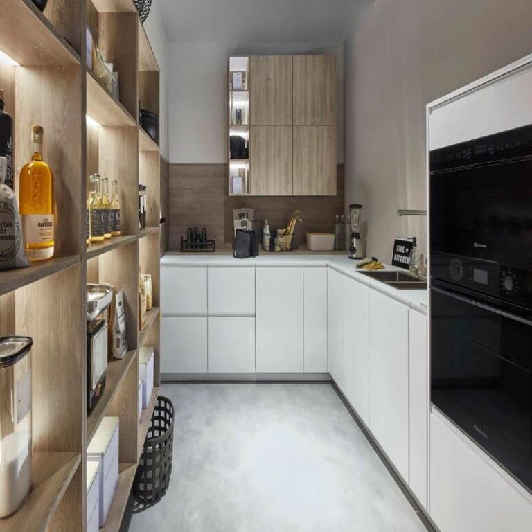 Moderne weiße Küche mit Hochschränken, Holzregal und schwarzen Einbaugeräten – Küche kaufen Solingen